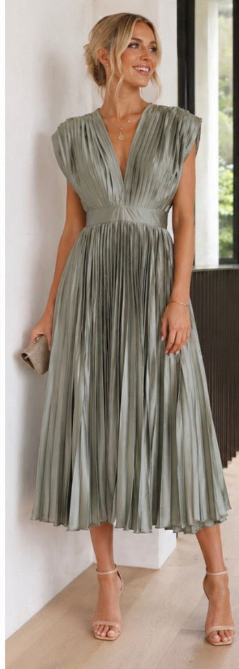 Ivy™ | Classic Pleated Midi Dress